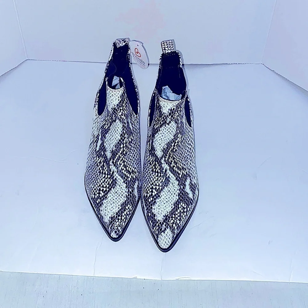 BLONDO Emelia Leather Snake Print Waterproof Chelsea Boots Size 7.5